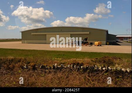 Bodenpersonal, das an einem RAF Hawk Trainingsflugzeug vor einem Hangar im RAF Valley, Anglesey, Nordwales, arbeitet, wo die Flugschule Nr. 4 beheimatet ist. Stockfoto