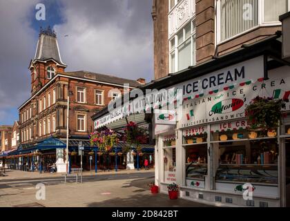 Großbritannien, England, Merseyside, Southport, Lord Street, Ice Cream Parlor und ‘Sir Henry Segrave’ JD Wetherspoon Pub Stockfoto