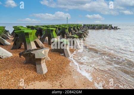 Blick auf konkrete Meer Abwehr, wellenbrecher an cobbolds Punkt felixstowe an der Küste von Suffolk Stockfoto