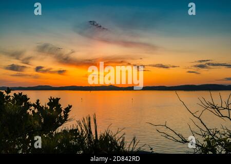 Schöner Sonnenuntergang über dem Meer. Seosan-si, Chungcheongnam-do, Republik Korea. Stockfoto