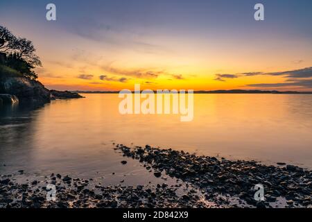 Schöner Sonnenuntergang über dem Meer. Seosan-si, Chungcheongnam-do, Republik Korea. Stockfoto