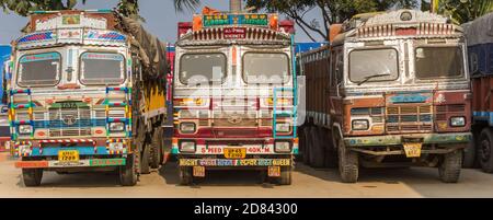 Panorama von drei bunten indischen Lastwagen in Rajastan, Indien Stockfoto