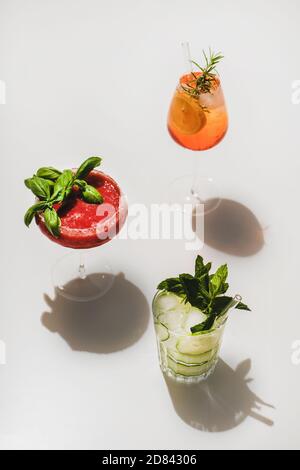 Gin-Tonic, Aperol Spritz und Erdbeerbasil Margarita in Gläsern Stockfoto