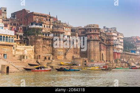 Historische Gebäude am Ganga Mahal Ghat von Varanasi, Indien Stockfoto