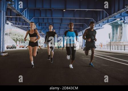 Gruppe von städtischen Läufern auf der Straße in New york City, konzeptionelle Serie über Sport und Fitness Stockfoto