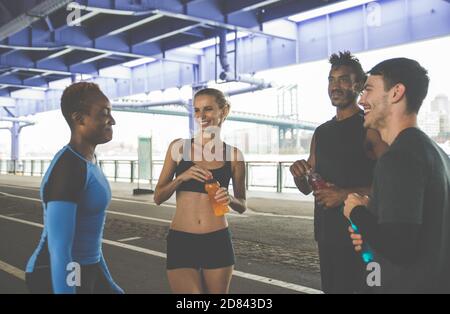 Gruppe von städtischen Läufern auf der Straße in New york City, konzeptionelle Serie über Sport und Fitness Stockfoto