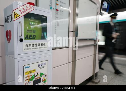 Peking, China. Oktober 2020. Ein automatisierter externer Defibrillator (AED) ist in Xidan U-Bahn-Station in Peking, Hauptstadt von China, 27. Oktober 2020 gesehen. Peking hat am Dienstag mit der Ausrüstung seines Schienentransitsystems mit AED begonnen. Bis Ende 2022 werden alle Bahnhöfe der Stadt mit AED ausgestattet sein. Quelle: Zhang Chenlin/Xinhua/Alamy Live News Stockfoto