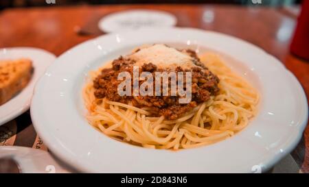 Leckere Spaghetti und Toast auf einem weißen Teller Stockfoto