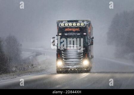 Kundenspezifischer Scania LKW von Stengel LT zieht Anhänger entlang der finnischen Nationalstraße 52 im Winter Schneesturm. Salo, Finnland. 29. November 2019. Stockfoto