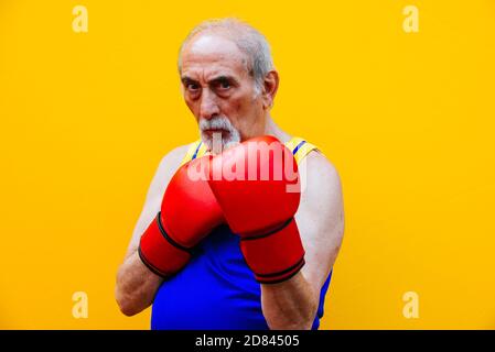 Großvater Porträts auf farbigen Hintergründen Stockfoto