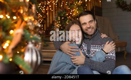 Banneransicht des glücklichen Paares Genießen Sie Weihnachtsfeier Stockfoto