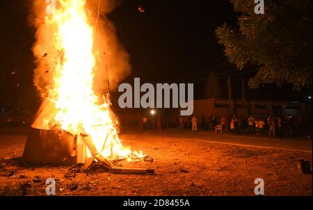 Beawar, Rajasthan, 25. Oktober 2020: Die Menschen betrachten sich als ein Bildnis des Dämonenkönigs Ravana brennt während Dussehra Festival in Beawar. Foto: Sumit Saraswat Stockfoto