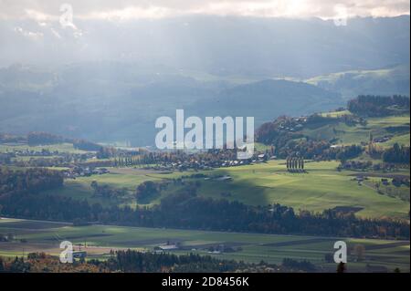 Blick von Ballenbühl über Aaretal, Belpberg und Gürbetal Stockfoto