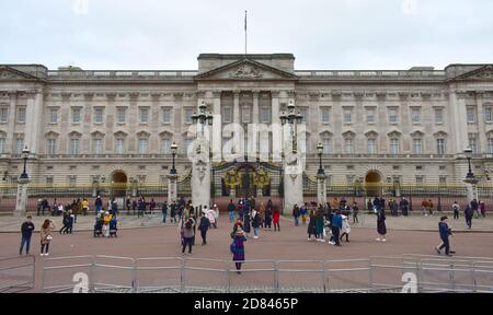 Blick auf die Hauptfassade des Buckingham Palace, East Front, an einem typischen Wintertag. London, Großbritannien. Dezember 31, 2018. Stockfoto