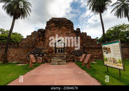 Blick auf die Eingangsstufen, die zum Grab von Isa Khan führen, im Inneren des berühmten Grabes von Humayun in Neu-Delhi. Stockfoto