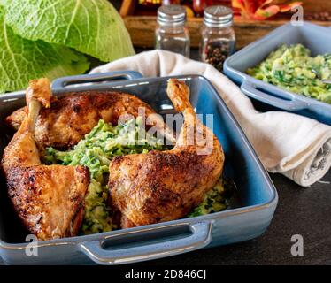 Gebratene Hähnchenschenkel mit Kartoffeln und Gemüse Stockfoto