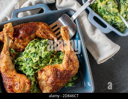 Gebratene Hähnchenschenkel mit Kartoffeln und Gemüse Stockfoto