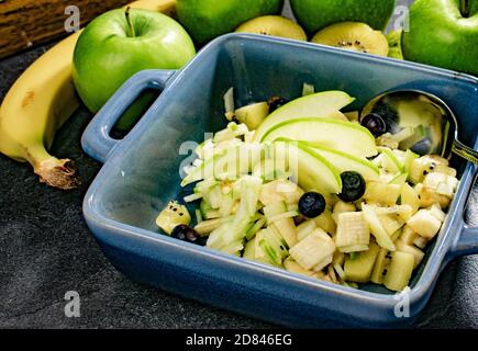 Frisch zubereiteter Obstsalat in einer Schüssel Stockfoto