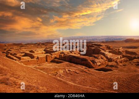 Alte Parthian Hauptstadt Nisa, in der Nähe von Aschgabat in Turkmenistan. Wunderschöner Panoramablick bei Sonnenuntergang. Stockfoto