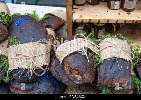 Hausgemachte schwarz Getreide- und Juniper Brot mit Hanf Samen in einem Street Food traditioneller Markt Stockfoto