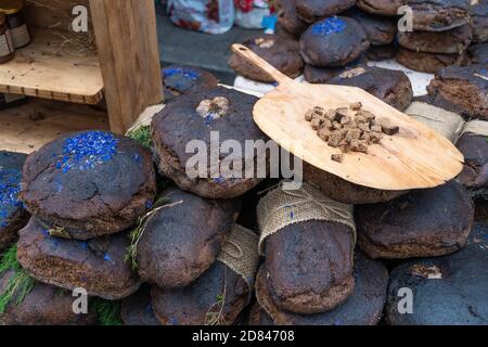 Hausgemachte schwarz Getreide- und Juniper Brot mit Hanf Samen in einem Street Food traditioneller Markt Stockfoto