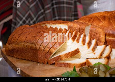 Weißbrot oder Brotscheiben auf einem Holzbrett Stockfoto
