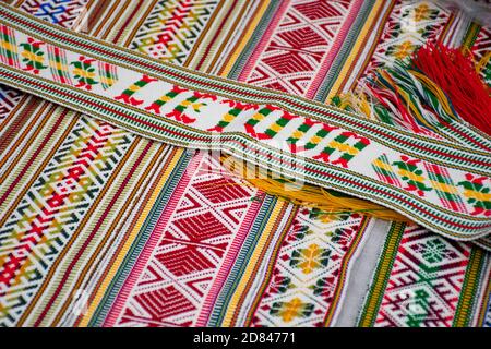 Handgemachte Lesezeichen aus Textil, die auf der Ostermesse in Vilnius, Litauen, verkauft werden. Traditionelle litauische Messe, Gürtel für Kostüme Stockfoto