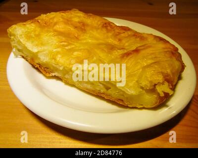 Griechische Küche. Bougatsa (Custard Pie mit Filo und Honig). Stockfoto