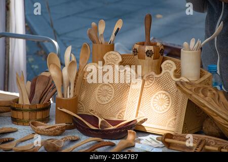 Holz- Geschirr und Dekorationen auf Ostermarkt in Vilnius verkauft. Jährliche traditionelle Handwerk der litauischen Hauptstadt Messe ist jeden März auf alten gehalten Stockfoto