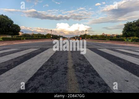 Ein niedriger Winkel Ansicht zeigt die Zebra Crossing Streifen auf der Rajpath Straße, die nach India Gate in Zentral-Delhi. Stockfoto