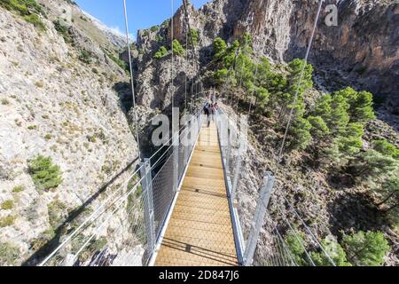 26. Oktober 2020: 26. Oktober 2020 (Canillas de Aceituno, Malaga )der große Weg von Malaga hat ab diesem Montag eine neue und spektakuläre Attraktion in der Stelle von Saltillo: Eine 50 Meter lange Brücke in einer Schlucht, die die Gemeinden Sedella und Canillas de Aceituno verbindet, und Metallstege, die mehr als hundert Meter hoch auf dem Weg liegen, der diese Gemeinden verbindet. Der Bau der Hängebrücke über den genannten Fluss Almanchares, 50 Meter lang und 1.20 Meter breit, die drittgrößte in Spanien in natürlichen Gebieten, die aus Stahl und Holz hergestellt wurde und die suspen Stockfoto