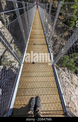 26. Oktober 2020: 26. Oktober 2020 (Canillas de Aceituno, Malaga )der große Weg von Malaga hat ab diesem Montag eine neue und spektakuläre Attraktion in der Stelle von Saltillo: Eine 50 Meter lange Brücke in einer Schlucht, die die Gemeinden Sedella und Canillas de Aceituno verbindet, und Metallstege, die mehr als hundert Meter hoch auf dem Weg liegen, der diese Gemeinden verbindet. Der Bau der Hängebrücke über den genannten Fluss Almanchares, 50 Meter lang und 1.20 Meter breit, die drittgrößte in Spanien in natürlichen Gebieten, die aus Stahl und Holz hergestellt wurde und die suspen Stockfoto