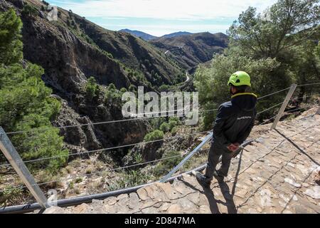 26. Oktober 2020: 26. Oktober 2020 (Canillas de Aceituno, Malaga )der große Weg von Malaga hat ab diesem Montag eine neue und spektakuläre Attraktion in der Stelle von Saltillo: Eine 50 Meter lange Brücke in einer Schlucht, die die Gemeinden Sedella und Canillas de Aceituno verbindet, und Metallstege, die mehr als hundert Meter hoch auf dem Weg liegen, der diese Gemeinden verbindet. Der Bau der Hängebrücke über den genannten Fluss Almanchares, 50 Meter lang und 1.20 Meter breit, die drittgrößte in Spanien in natürlichen Gebieten, die aus Stahl und Holz hergestellt wurde und die suspen Stockfoto