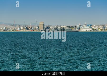 Griechische Fregatte Hydra Kriegsschiff auf See. Hydra-Klasse Flaggschiff der Hellenischen Marine vor dem Stadthafen während eines nationalen Feiertagen in Thessaloniki Griechenland festgemacht. Stockfoto