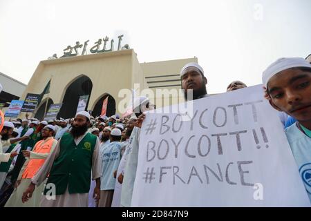 Dhaka, Bangladesch. Oktober 2020. Führer und Aktivisten der islamistischen Partei Islami Andolan Bangladesh veranstalteten eine Demonstration, die zum Boykott französischer Produkte aufrief und den französischen Präsidenten Emmanuel Macron für seine Kommentare über Karikaturen des Propheten Mohammed verurteilte, in Dhaka, Bangladesch, 27. Oktober 2020. Die Demonstration, angeführt von Islami Andolan Ameer Mufti Syed Rezaul Karim, begann von der nationalen Moschee Baitul Mokarram marschierte in Richtung der Botschaft von Frankreich in Gulshan. Quelle: Suvra Kanti das/ZUMA Wire/Alamy Live News Stockfoto