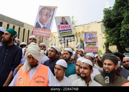 Dhaka, Bangladesch. Oktober 2020. Führer und Aktivisten der islamistischen Partei Islami Andolan Bangladesh veranstalteten eine Demonstration, die zum Boykott französischer Produkte aufrief und den französischen Präsidenten Emmanuel Macron für seine Kommentare über Karikaturen des Propheten Mohammed verurteilte, in Dhaka, Bangladesch, 27. Oktober 2020. Die Demonstration, angeführt von Islami Andolan Ameer Mufti Syed Rezaul Karim, begann von der nationalen Moschee Baitul Mokarram marschierte in Richtung der Botschaft von Frankreich in Gulshan. Quelle: Suvra Kanti das/ZUMA Wire/Alamy Live News Stockfoto