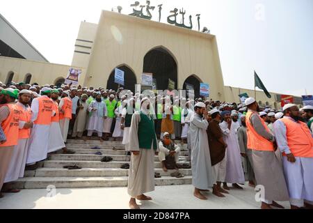 Dhaka, Bangladesch. Oktober 2020. Führer und Aktivisten der islamistischen Partei Islami Andolan Bangladesh veranstalteten eine Demonstration, die zum Boykott französischer Produkte aufrief und den französischen Präsidenten Emmanuel Macron für seine Kommentare über Karikaturen des Propheten Mohammed verurteilte, in Dhaka, Bangladesch, 27. Oktober 2020. Die Demonstration, angeführt von Islami Andolan Ameer Mufti Syed Rezaul Karim, begann von der nationalen Moschee Baitul Mokarram marschierte in Richtung der Botschaft von Frankreich in Gulshan. Quelle: Suvra Kanti das/ZUMA Wire/Alamy Live News Stockfoto