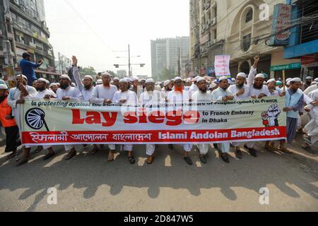 Dhaka, Bangladesch. Oktober 2020. Führer und Aktivisten der islamistischen Partei Islami Andolan Bangladesh veranstalteten eine Demonstration, die zum Boykott französischer Produkte aufrief und den französischen Präsidenten Emmanuel Macron für seine Kommentare über Karikaturen des Propheten Mohammed verurteilte, in Dhaka, Bangladesch, 27. Oktober 2020. Die Demonstration, angeführt von Islami Andolan Ameer Mufti Syed Rezaul Karim, begann von der nationalen Moschee Baitul Mokarram marschierte in Richtung der Botschaft von Frankreich in Gulshan. Quelle: Suvra Kanti das/ZUMA Wire/Alamy Live News Stockfoto