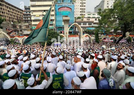 Dhaka, Bangladesch. Oktober 2020. Führer und Aktivisten der islamistischen Partei Islami Andolan Bangladesh veranstalteten eine Demonstration, die zum Boykott französischer Produkte aufrief und den französischen Präsidenten Emmanuel Macron für seine Kommentare über Karikaturen des Propheten Mohammed verurteilte, in Dhaka, Bangladesch, 27. Oktober 2020. Die Demonstration, angeführt von Islami Andolan Ameer Mufti Syed Rezaul Karim, begann von der nationalen Moschee Baitul Mokarram marschierte in Richtung der Botschaft von Frankreich in Gulshan. Quelle: Suvra Kanti das/ZUMA Wire/Alamy Live News Stockfoto