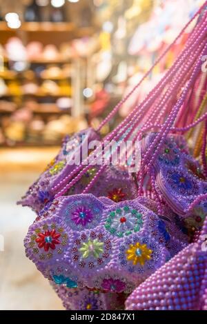 Rosa und lila Stickerei dekoriert Weidenbeutel zum Verkauf in Souvenirläden in CI Qi Kou Altstadt, Chongqing, China Stockfoto