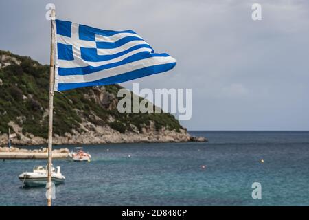 Griechische Flagge flattert im Wind im Hafen von Agios Nikolaos auf der Insel Zakynthos, Griechenland Stockfoto