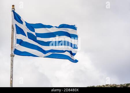Griechische Flagge flattert im Wind im Hafen von Agios Nikolaos auf der Insel Zakynthos, Griechenland Stockfoto