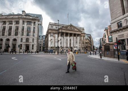 Eine ruhige Bank Junction mit Blick auf die Bank of England und die Royal Exchange als zweites Coronavirus bedroht die britische Wirtschaft, London, England, Großbritannien Stockfoto