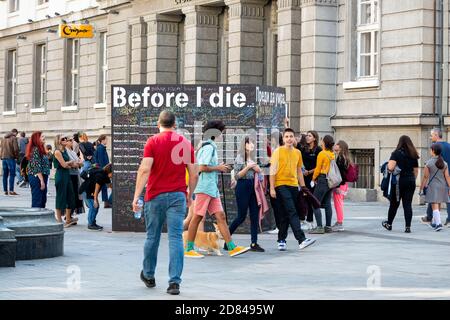 Personen, die an einer Tafel oder einer Tafel für die vorbeigehen Before I die öffentliches interaktives Kunstprojekt in Sofia Bulgarien Wie im Oktober 2020 Stockfoto