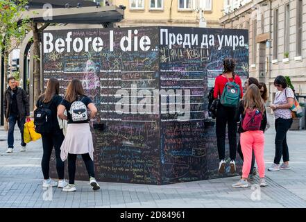 Gruppe von Mädchen im Teenageralter hängen an einer Tafel oder Tafelwand für die Before I die öffentliche interaktive Kunst Projekt in Sofia Bulgarien Stockfoto