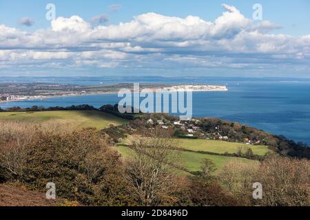 Blick von Bonchurch hinunter über Sandown Bay zum Culver Cliff, Isle of Wight Stockfoto