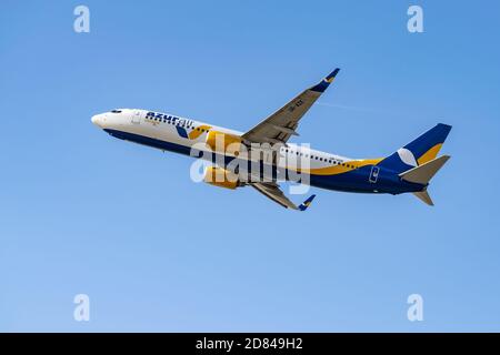 Boryspil, Ukraine - 25. September 2020: Azur Air Ukraine Boeing 737-800 fliegt vom Flughafen ab Stockfoto