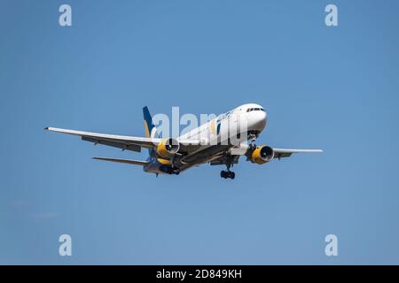 Boryspil, Ukraine - 25. September 2020: Azur Air Ukraine Boeing 767-300ER landet auf dem Flughafen Stockfoto