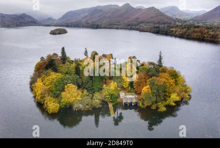 Luftaufnahme der Herbstfarben auf Derwent Isle auf Derwentwater bei Keswick im Lake District. Stockfoto