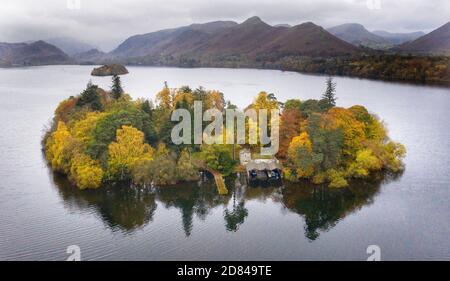 Luftaufnahme der Herbstfarben auf Derwent Isle auf Derwentwater bei Keswick im Lake District. Stockfoto